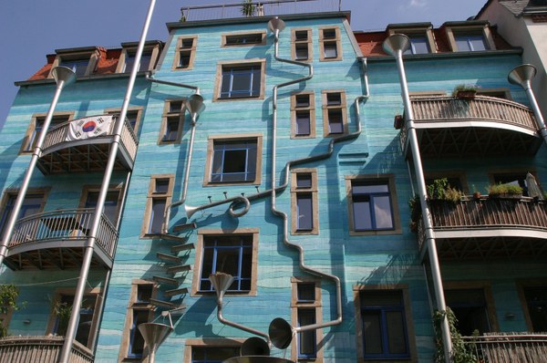 Foto: blaue Häuserwand mit geschwungenen Rohren (Kunsthofpassage)